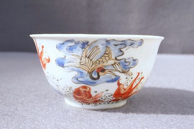 Une tasse et soucoupe en porcelaine de Chine rouge de fer, grisaille, dor&eacute; et bleu, Yongzheng